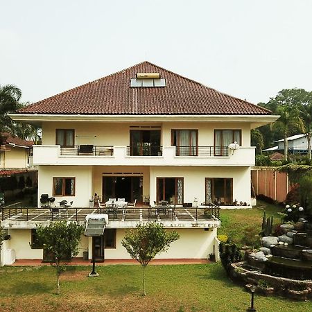 Puri Bernadi Guest House Lembang Exteriör bild