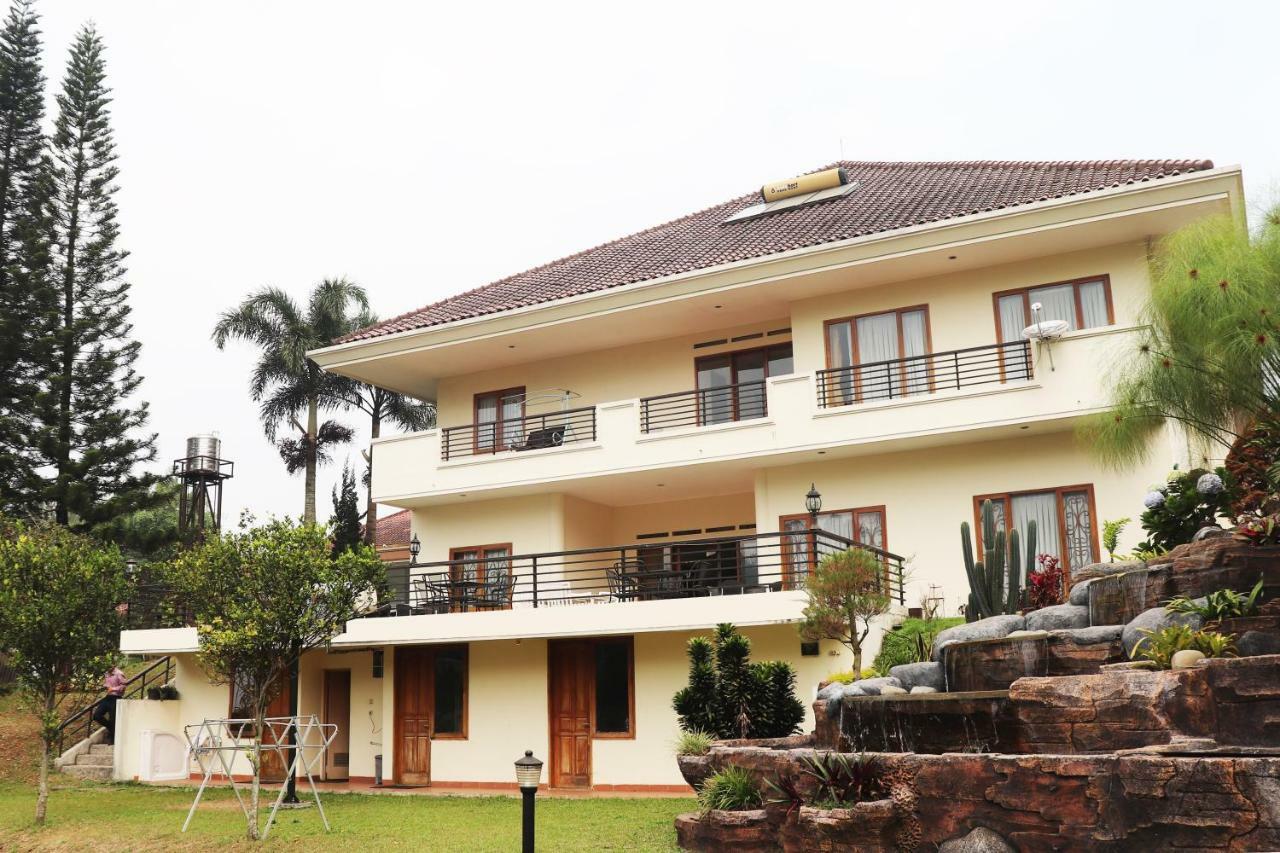 Puri Bernadi Guest House Lembang Exteriör bild