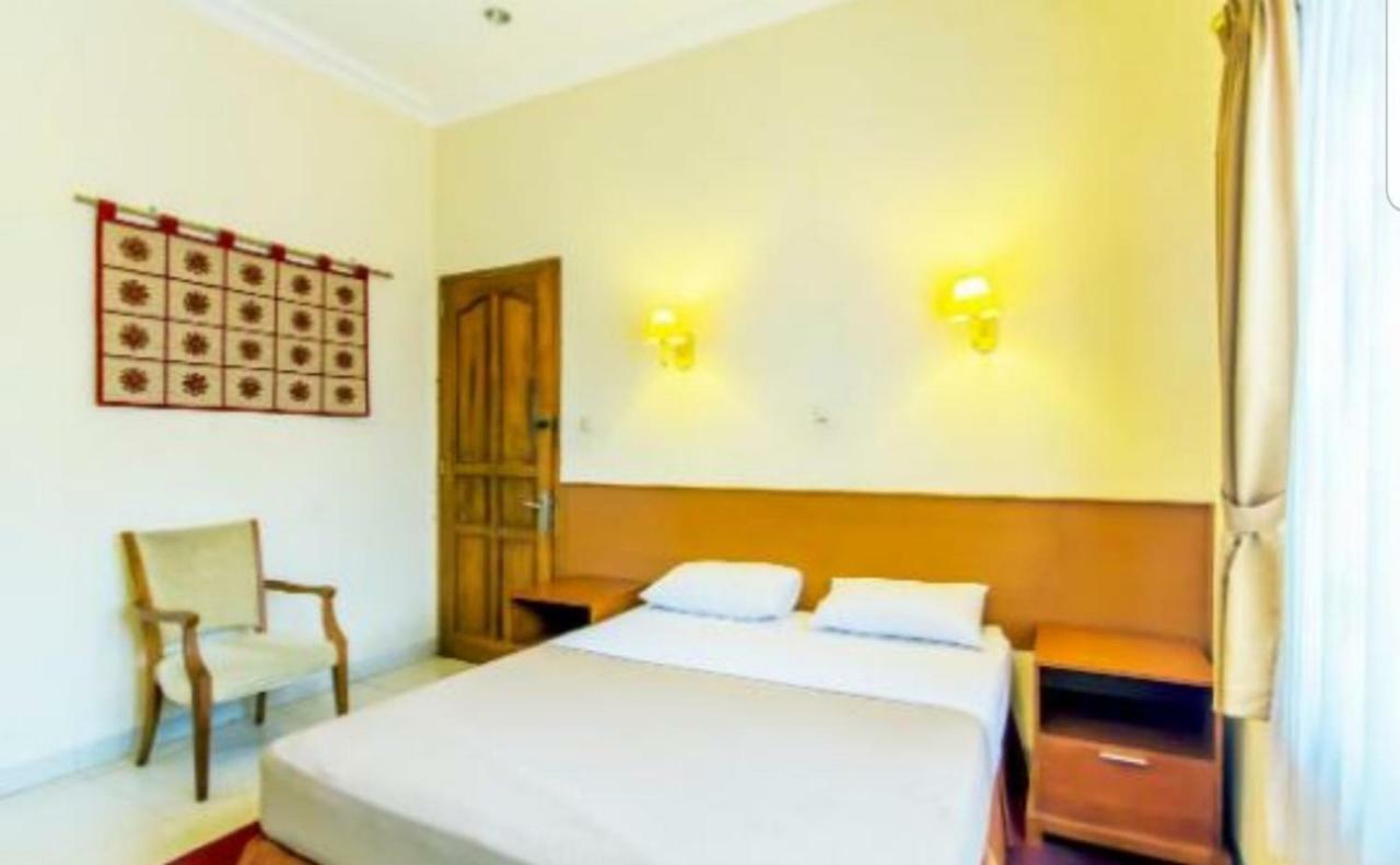 Puri Bernadi Guest House Lembang Exteriör bild