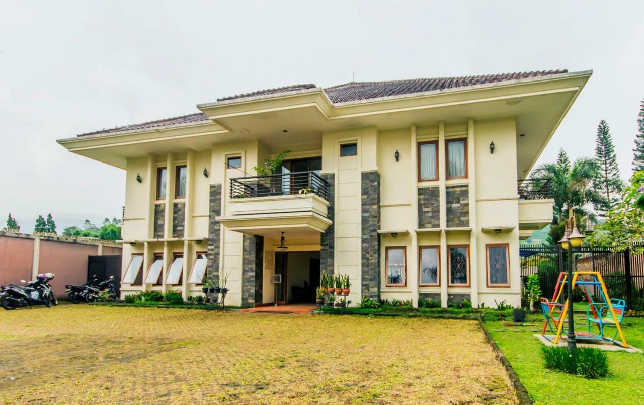 Puri Bernadi Guest House Lembang Exteriör bild