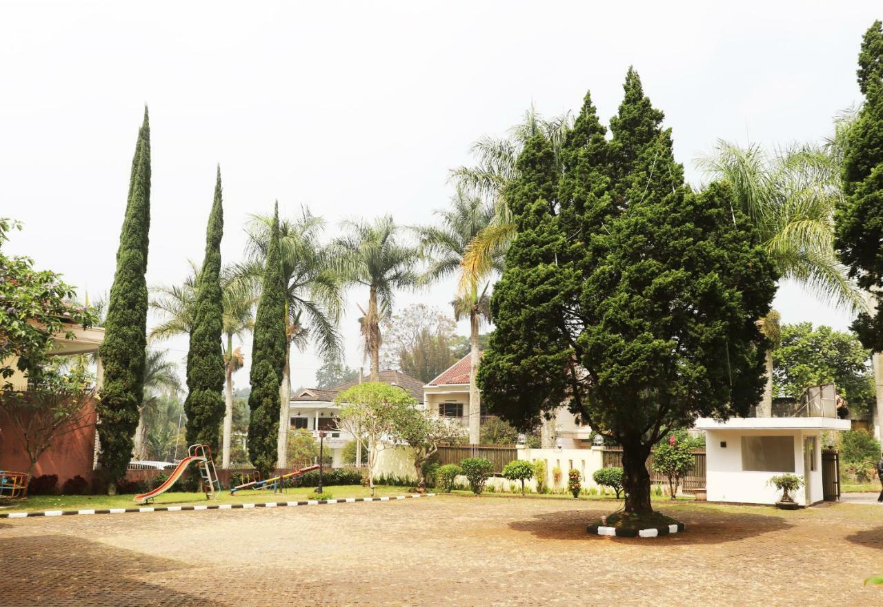 Puri Bernadi Guest House Lembang Exteriör bild